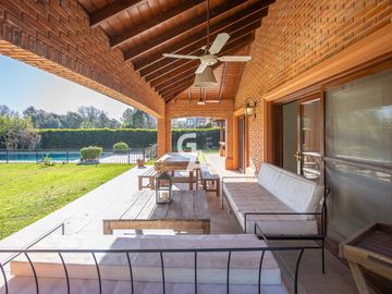 Casa en  Venta 5 ambientes  AL GOLF en Mayling Club de Campo