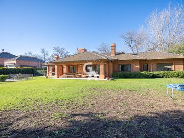 Casa en  Venta 5 ambientes  AL GOLF en Mayling Club de Campo