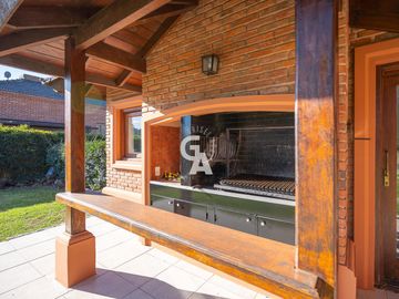 Casa en  Venta 5 ambientes  AL GOLF en Mayling Club de Campo