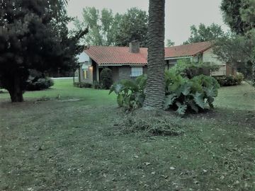 Se vende casa en Roldan 2500 m2 terreno.