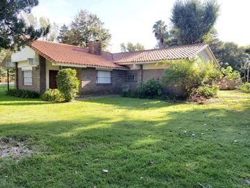 Se vende casa en Roldan 2500 m2 terreno.