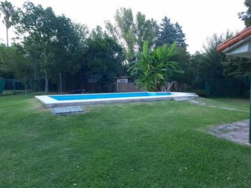 Se vende casa en Roldan 2500 m2 terreno.