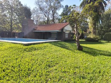 Se vende casa en Roldan 2500 m2 terreno.