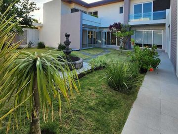 Casa en VENTA jardin de 200 m2 en LOMAS DIAMANTE