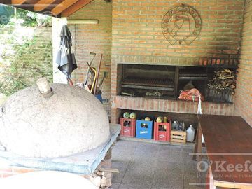 En Berazategui Hermoso Chalet de 8 ambientes con parque y pileta en venta sobre terreno de 1940m2.