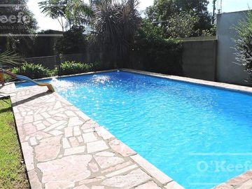 En Berazategui Hermoso Chalet de 8 ambientes con parque y pileta en venta sobre terreno de 1940m2.