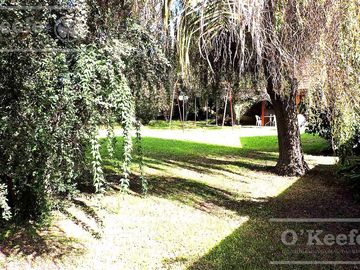 En Berazategui Hermoso Chalet de 8 ambientes con parque y pileta en venta sobre terreno de 1940m2.