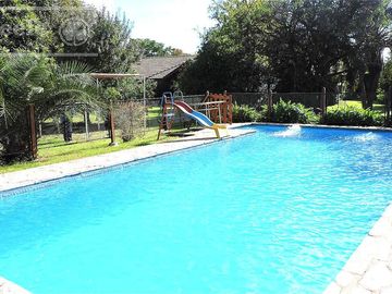 En Berazategui Hermoso Chalet de 8 ambientes con parque y pileta en venta sobre terreno de 1940m2.