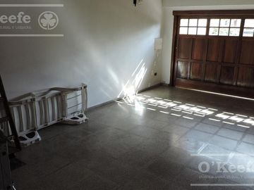 En Berazategui Hermoso Chalet de 8 ambientes con parque y pileta en venta sobre terreno de 1940m2.
