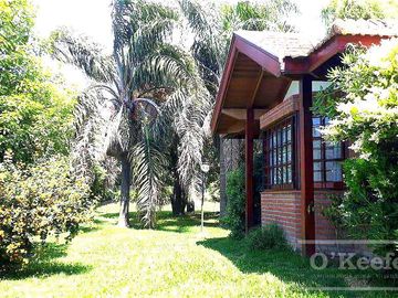 En Berazategui Hermoso Chalet de 8 ambientes con parque y pileta en venta sobre terreno de 1940m2.