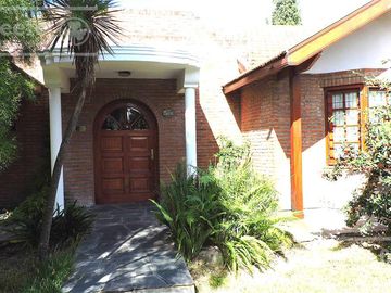 En Berazategui Hermoso Chalet de 8 ambientes con parque y pileta en venta sobre terreno de 1940m2.