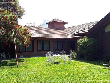 En Berazategui Hermoso Chalet de 8 ambientes con parque y pileta en venta sobre terreno de 1940m2.