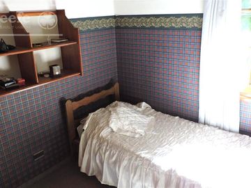 En Berazategui Hermoso Chalet de 8 ambientes con parque y pileta en venta sobre terreno de 1940m2.
