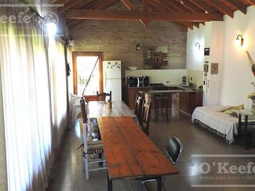 En Berazategui Hermoso Chalet de 8 ambientes con parque y pileta en venta sobre terreno de 1940m2.