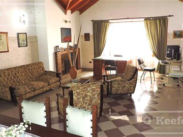 En Berazategui Hermoso Chalet de 8 ambientes con parque y pileta en venta sobre terreno de 1940m2.
