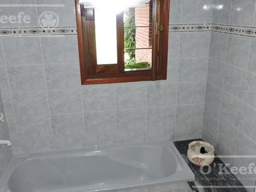 En Berazategui Hermoso Chalet de 8 ambientes con parque y pileta en venta sobre terreno de 1940m2.