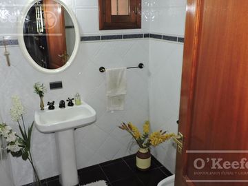En Berazategui Hermoso Chalet de 8 ambientes con parque y pileta en venta sobre terreno de 1940m2.