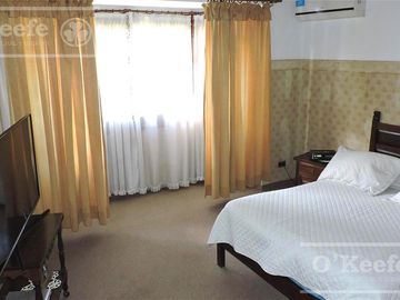 En Berazategui Hermoso Chalet de 8 ambientes con parque y pileta en venta sobre terreno de 1940m2.