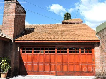 En Berazategui Hermoso Chalet de 8 ambientes con parque y pileta en venta sobre terreno de 1940m2.
