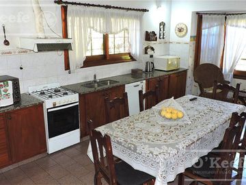 En Berazategui Hermoso Chalet de 8 ambientes con parque y pileta en venta sobre terreno de 1940m2.