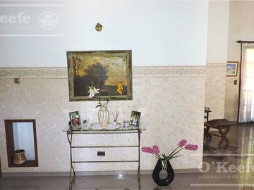 En Berazategui Hermoso Chalet de 8 ambientes con parque y pileta en venta sobre terreno de 1940m2.