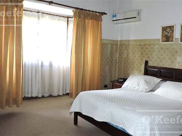 En Berazategui Hermoso Chalet de 8 ambientes con parque y pileta en venta sobre terreno de 1940m2.