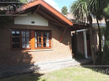 En Berazategui Hermoso Chalet de 8 ambientes con parque y pileta en venta sobre terreno de 1940m2.