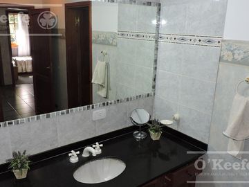 En Berazategui Hermoso Chalet de 8 ambientes con parque y pileta en venta sobre terreno de 1940m2.