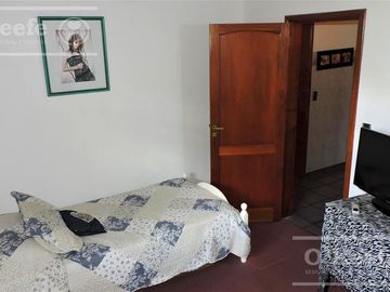 En Berazategui Hermoso Chalet de 8 ambientes con parque y pileta en venta sobre terreno de 1940m2.