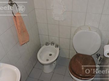 En Berazategui Hermoso Chalet de 8 ambientes con parque y pileta en venta sobre terreno de 1940m2.