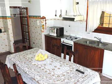 En Berazategui Hermoso Chalet de 8 ambientes con parque y pileta en venta sobre terreno de 1940m2.