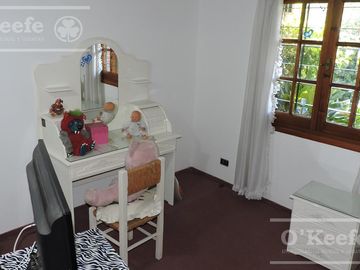 En Berazategui Hermoso Chalet de 8 ambientes con parque y pileta en venta sobre terreno de 1940m2.