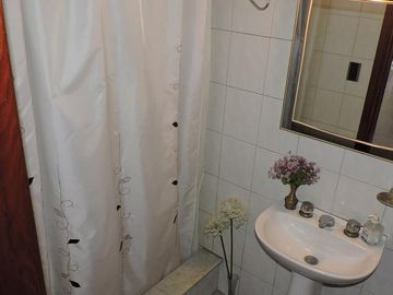 En Berazategui Hermoso Chalet de 8 ambientes con parque y pileta en venta sobre terreno de 1940m2.