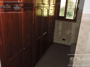 En Berazategui Hermoso Chalet de 8 ambientes con parque y pileta en venta sobre terreno de 1940m2.