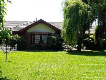 En Berazategui Hermoso Chalet de 8 ambientes con parque y pileta en venta sobre terreno de 1940m2.