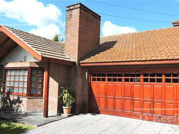 En Berazategui Hermoso Chalet de 8 ambientes con parque y pileta en venta sobre terreno de 1940m2.