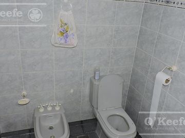 En Berazategui Hermoso Chalet de 8 ambientes con parque y pileta en venta sobre terreno de 1940m2.