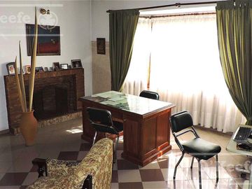 En Berazategui Hermoso Chalet de 8 ambientes con parque y pileta en venta sobre terreno de 1940m2.