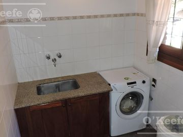 En Berazategui Hermoso Chalet de 8 ambientes con parque y pileta en venta sobre terreno de 1940m2.
