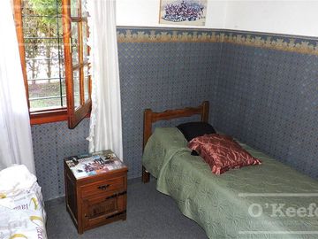 En Berazategui Hermoso Chalet de 8 ambientes con parque y pileta en venta sobre terreno de 1940m2.