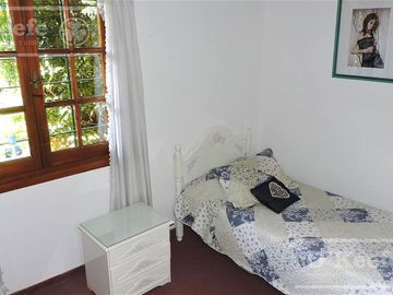 En Berazategui Hermoso Chalet de 8 ambientes con parque y pileta en venta sobre terreno de 1940m2.