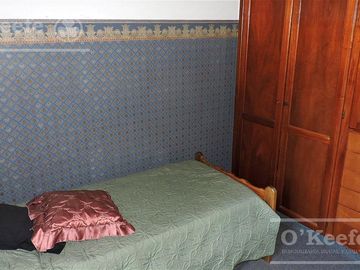 En Berazategui Hermoso Chalet de 8 ambientes con parque y pileta en venta sobre terreno de 1940m2.