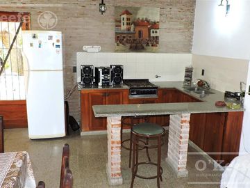 En Berazategui Hermoso Chalet de 8 ambientes con parque y pileta en venta sobre terreno de 1940m2.