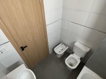 Venta de departamento 2 ambientes con balcón en Villa Dominico (24071)