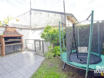 Dúplex: 3 dormitorios con patio, terraza y cochera - Villa Martelli