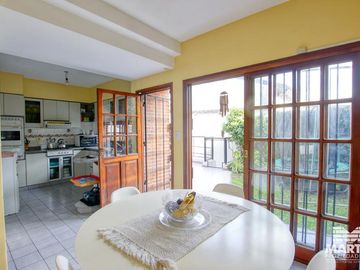 Dúplex: 3 dormitorios con patio, terraza y cochera - Villa Martelli