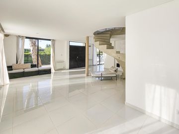 Casa de 4 dormitorios con jardín y pileta, Los Pasos 1, Barrios Del Jockey