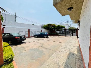 CASA EN URB. SANTA TERESA DE MONTERRICO