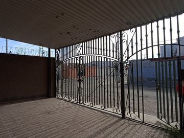 SE VENDE casa en esquina en Fracc. El Campanario