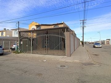 SE VENDE casa en esquina en Fracc. El Campanario